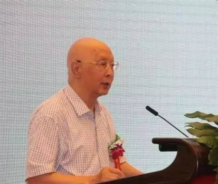 杨伟才副会长在中国腐植酸绿色低碳宣言签名版上签名